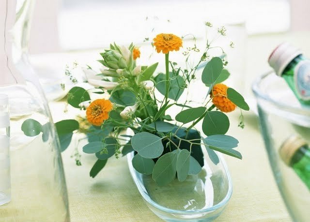 Blommor ordnar glasvasduk ljusgrön