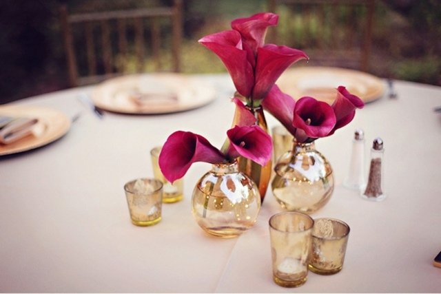 Middag för två i trädgården med rosa calla små vaser