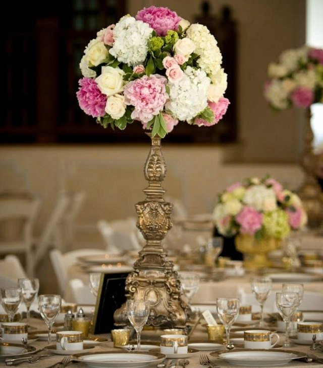 glansrika blomsterarrangemang på bordet rosor nejlikor gul rosa vit