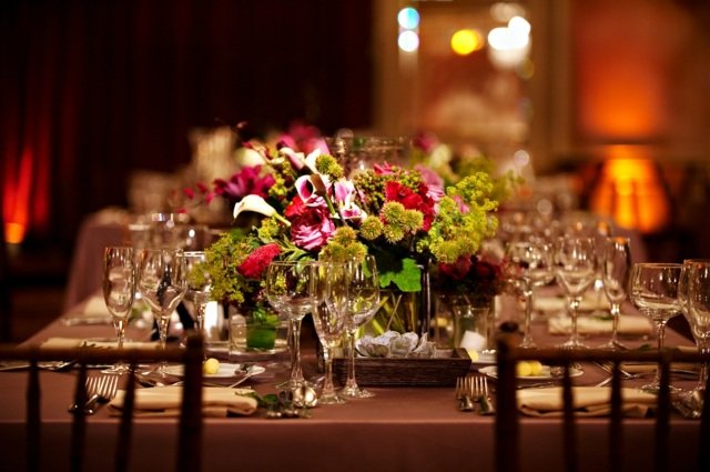 Blommor vid bordet ordnar idéer bröllop