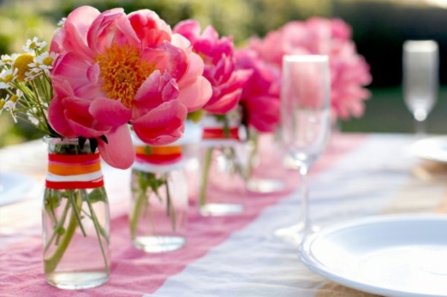 färgglad tråd dekorera rosa blommor på bordet