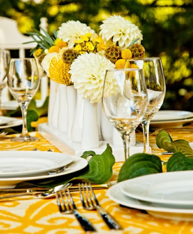 Blomsterarrangemang bordsduk vaser murgröna tallrikar