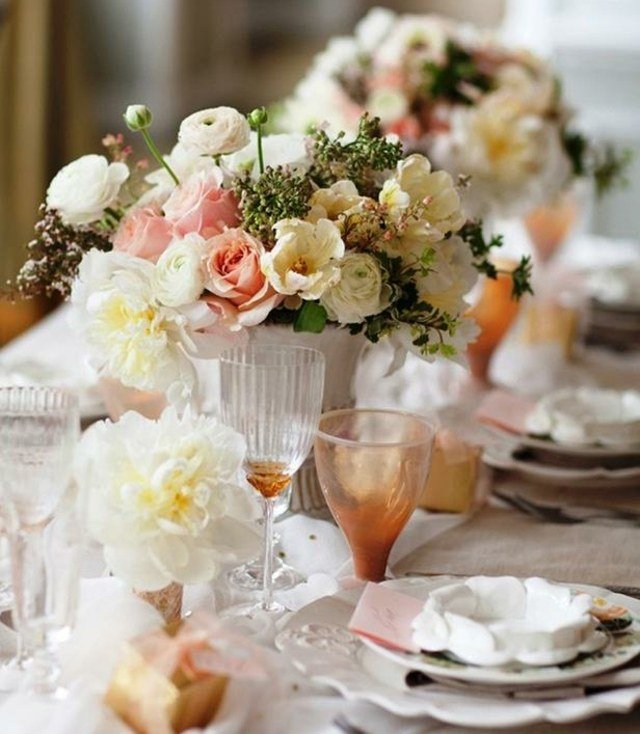 Blommor i sommarrosor vit bordsduk kristallvas