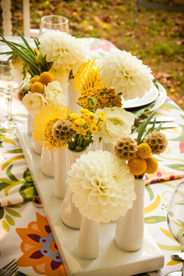 Blommor på bordet färgglada bordsduk gula vita blommor keramiska vaser