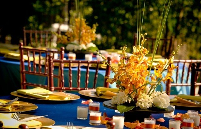 Bord nautisk stil dekorerade gula underlägg blå duk