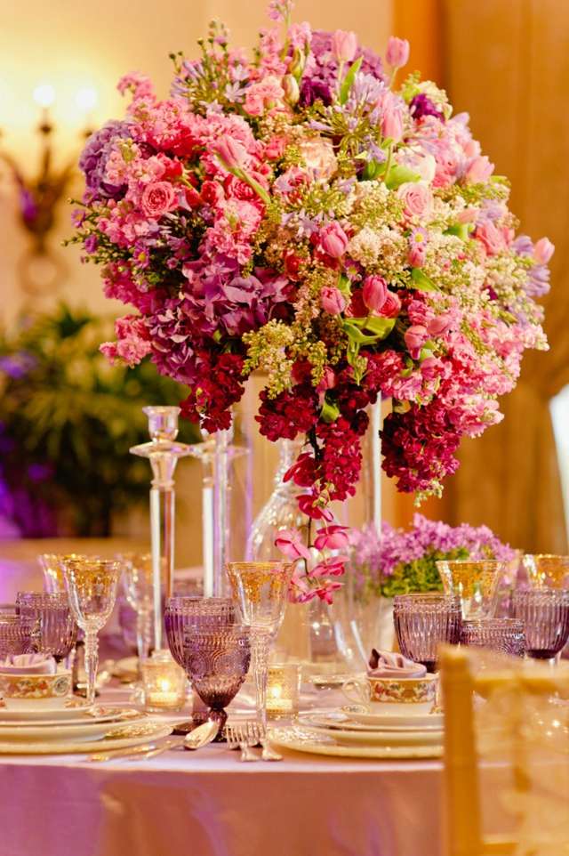 hög vas med rosa lila blomsterarrangemang överdådig glamorös