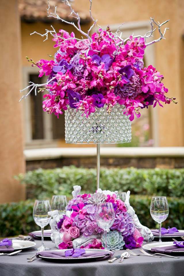 gjord av orkidéer kristall vas lila bordsduk arrangemang idéer