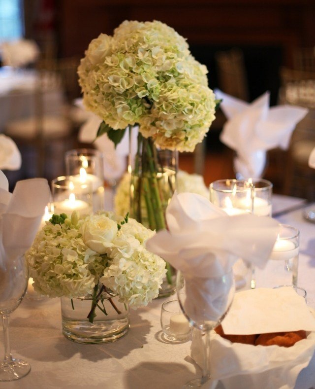 Ordna blommor vid bordet bröllopsfestidéer blomsterarrangemang