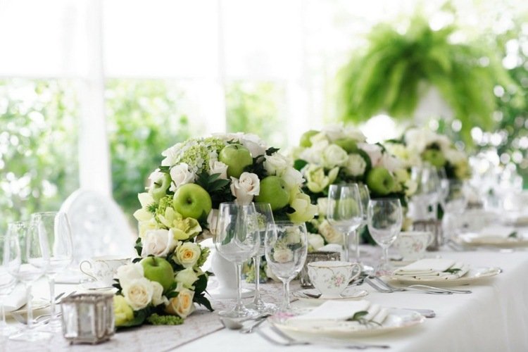 bordsdekoration med blommor äpple-grön-vit-våg-form-arrangemang-inspiration