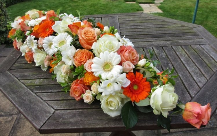 bordsdekoration-med-blommor-design-idé-orange-vita-rosor