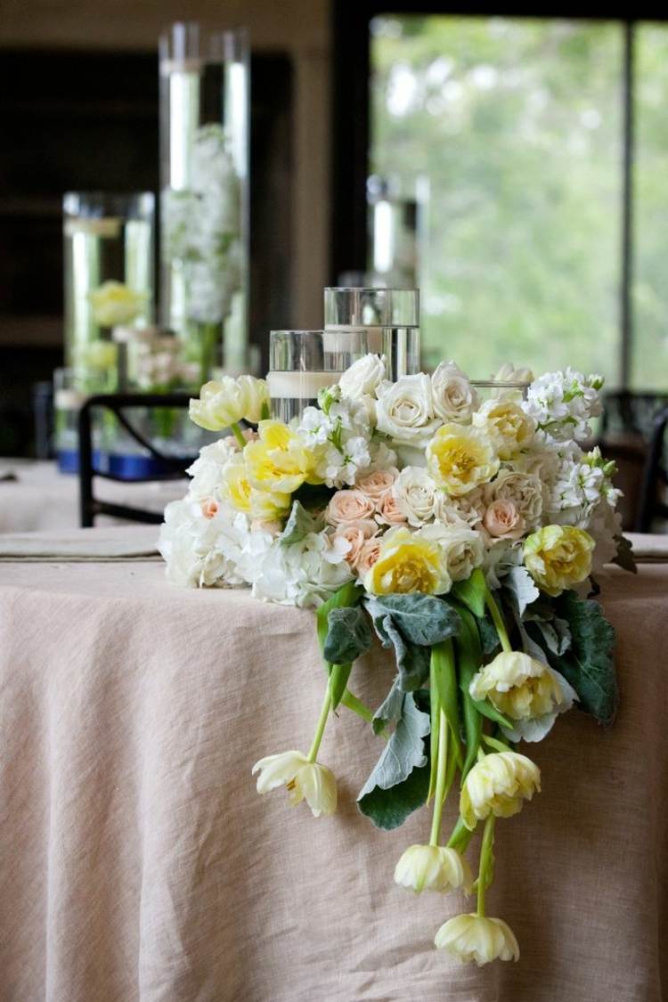 bordsdekoration-med-blommor-hängande-optik-rosor-original-idé