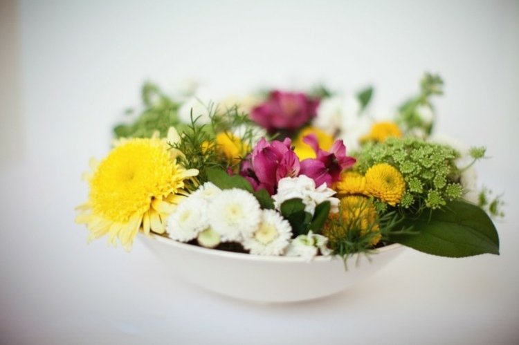 bordsdekoration med blommor idé-skål-gul-maskros-rosa-blommor