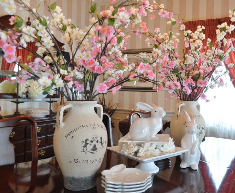 Bordsdekoration med blommor vår-körsbärsgrenar-vintage-vaser-porslin-kanin-tårtställ