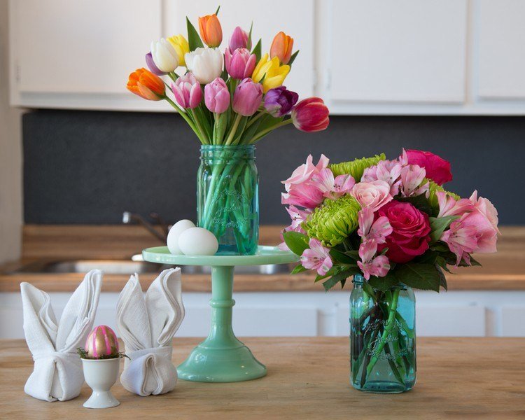 Bordsdekoration med blommor, tulpaner-rosor-olika-färger-glasögon