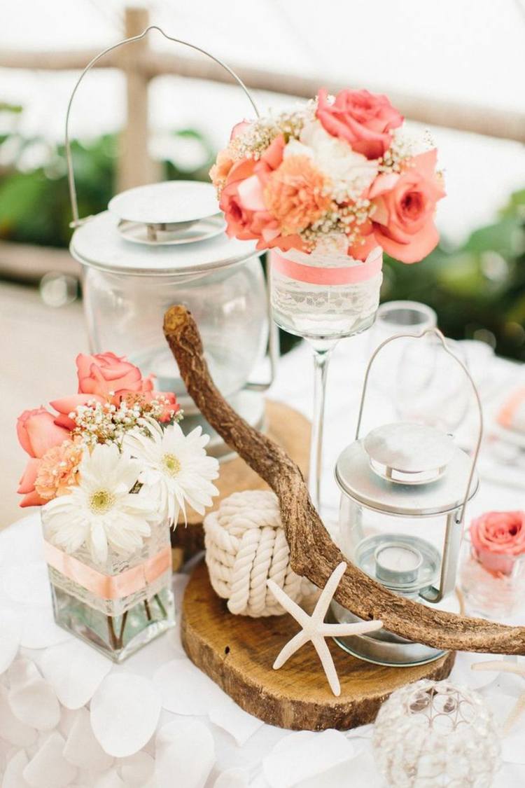 bordsdekoration med trä havsdrivved-träskiva-dekorativa stenar-hjärthållare-bukett-glas vas-rosor-bröllopsbord