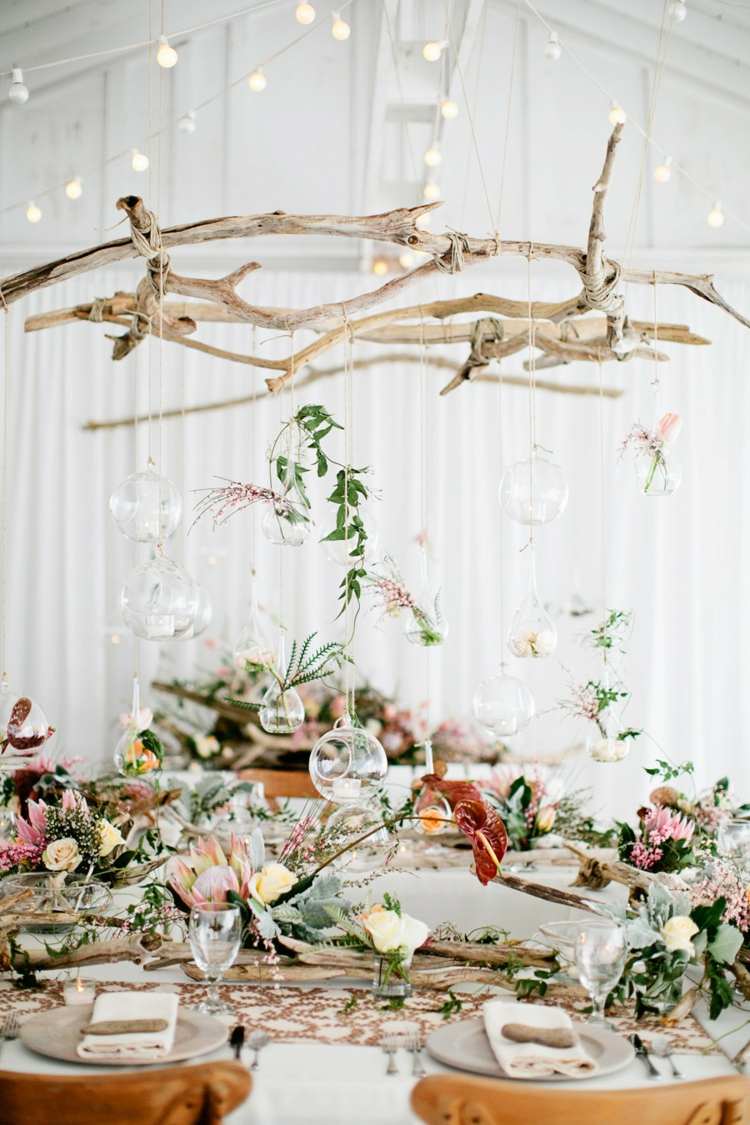 bordsdekoration med trävirke-blomma dekoration-rosor-glas-boll-hängande-tallrik-bestick-calla