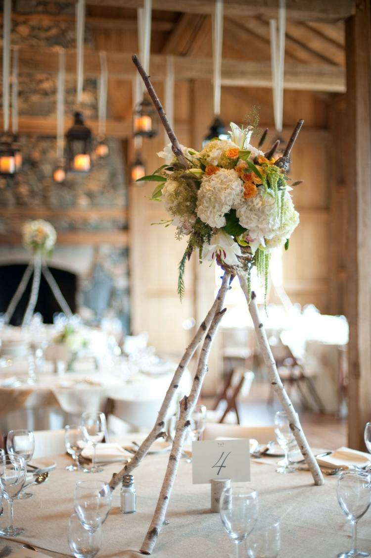 bord-dekoration-trä-bröllop-gäst-bord-grenar-bord-nummer-glas-blomma-dekoration-naturmaterial