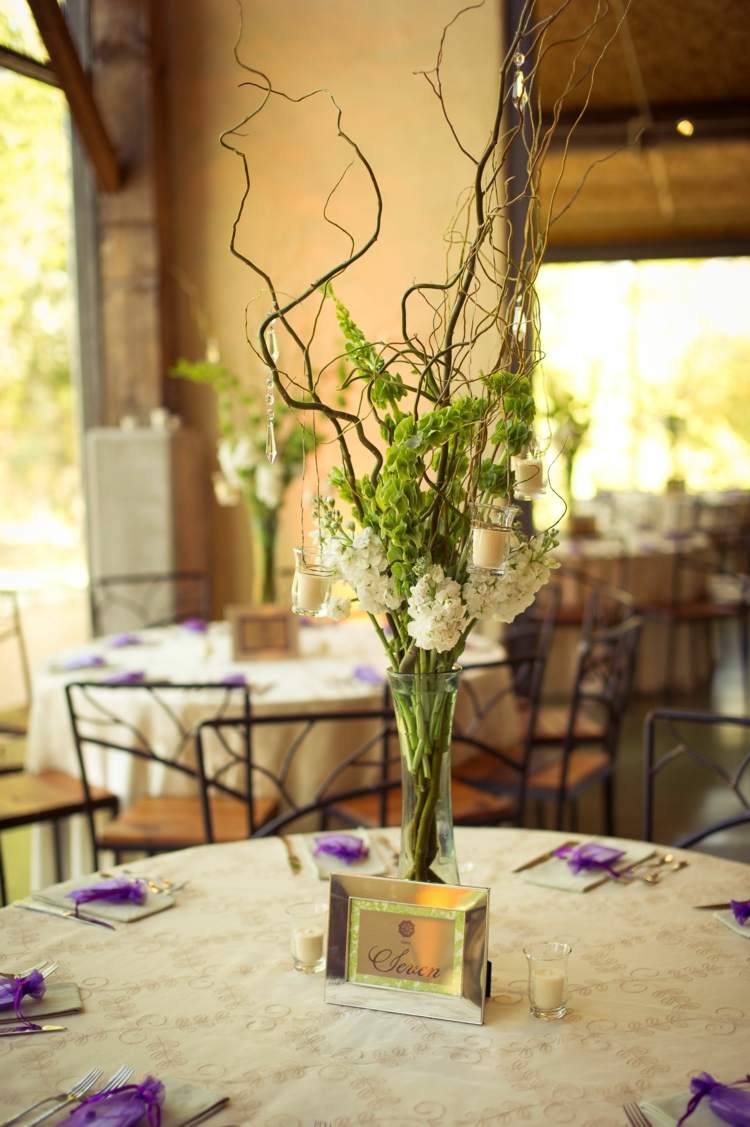 bordsdekoration-trä-glas-vas-blommor-vit-skylt-organza påsar-lila-bestick-ljus-kvistar-tunna