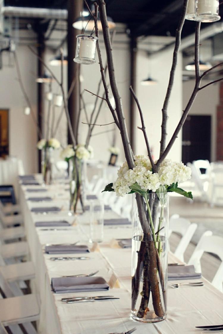 bordsdekoration-trä-duk-servetter-bestick-glasvas-vatten-blommor-vita-trädgrenar-värmeljushållare