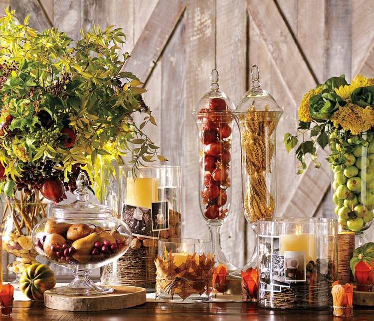 bordsdekoration-trä-träskiva-glasbehållare-ljus-foton-frukt-höstlöv-granatäpple-druvor
