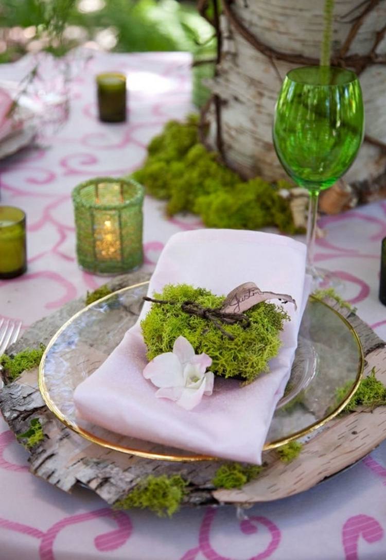 bordsdekoration-trä-tallrik-tefat-mossa-servett-rosa-blom-namnskylt-glasögon-värmeljus-platshållare