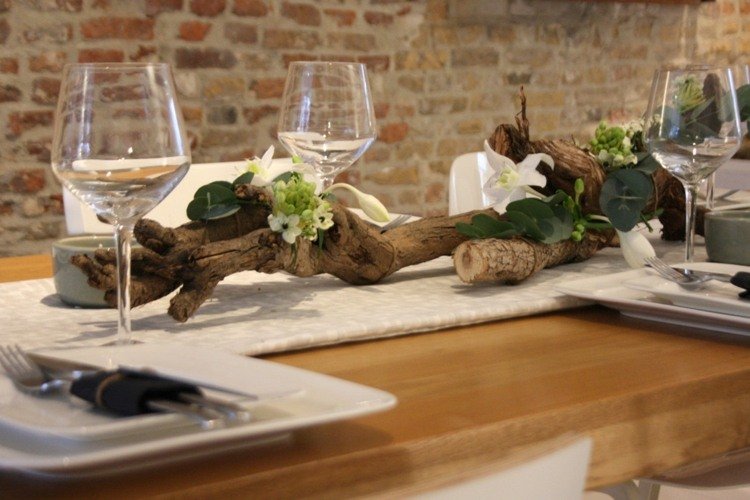 bordsdekoration-trä-kvist-glasögon-bordslöpare-blomma-blad-grön-tallrik-bestick