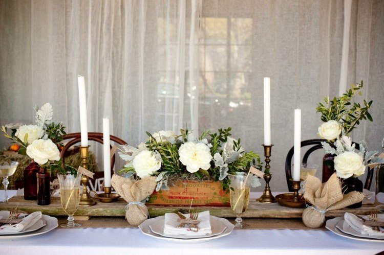 bordsdekoration-trä-ljushållare-pinne ljus-vit-blomma dekoration-present-bestick-tallrik