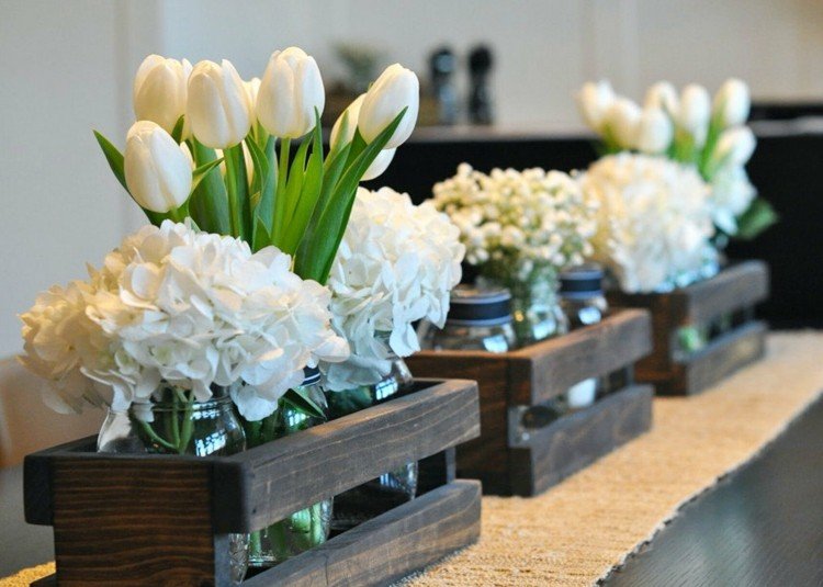 bordsdekoration-trä-trälåda-mörk-mason-burkar-blommor-vita-tulpaner-bordslöpare