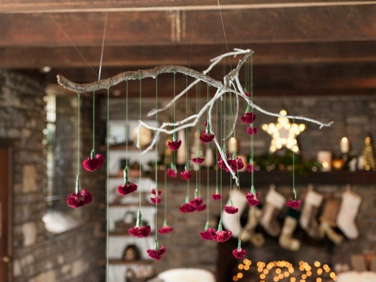 bordsdekoration-trä-blomma-dekoration-hängande-grenar-jul-rustik-stjärna-träbjälkar-vardagsrum