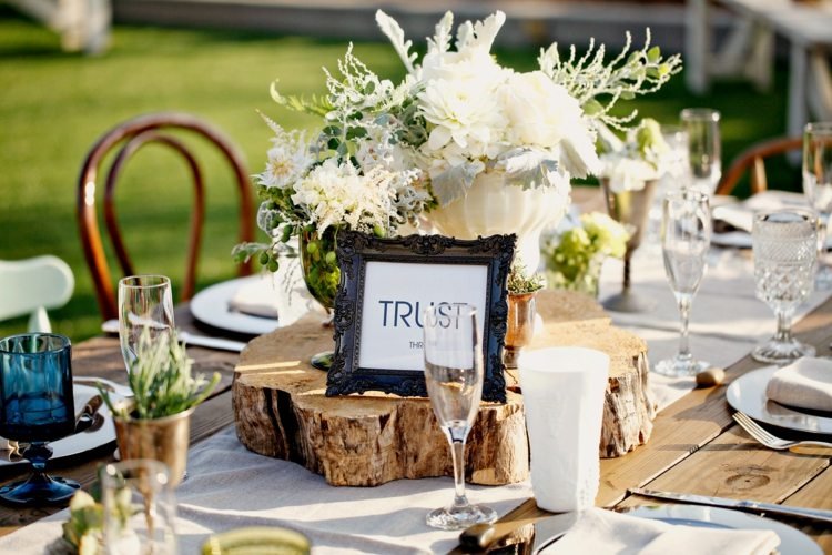 bordsdekoration med trä mittpunkt-bröllop dekoration-gäst bord-trä skiva-bukett-vas-glasögon