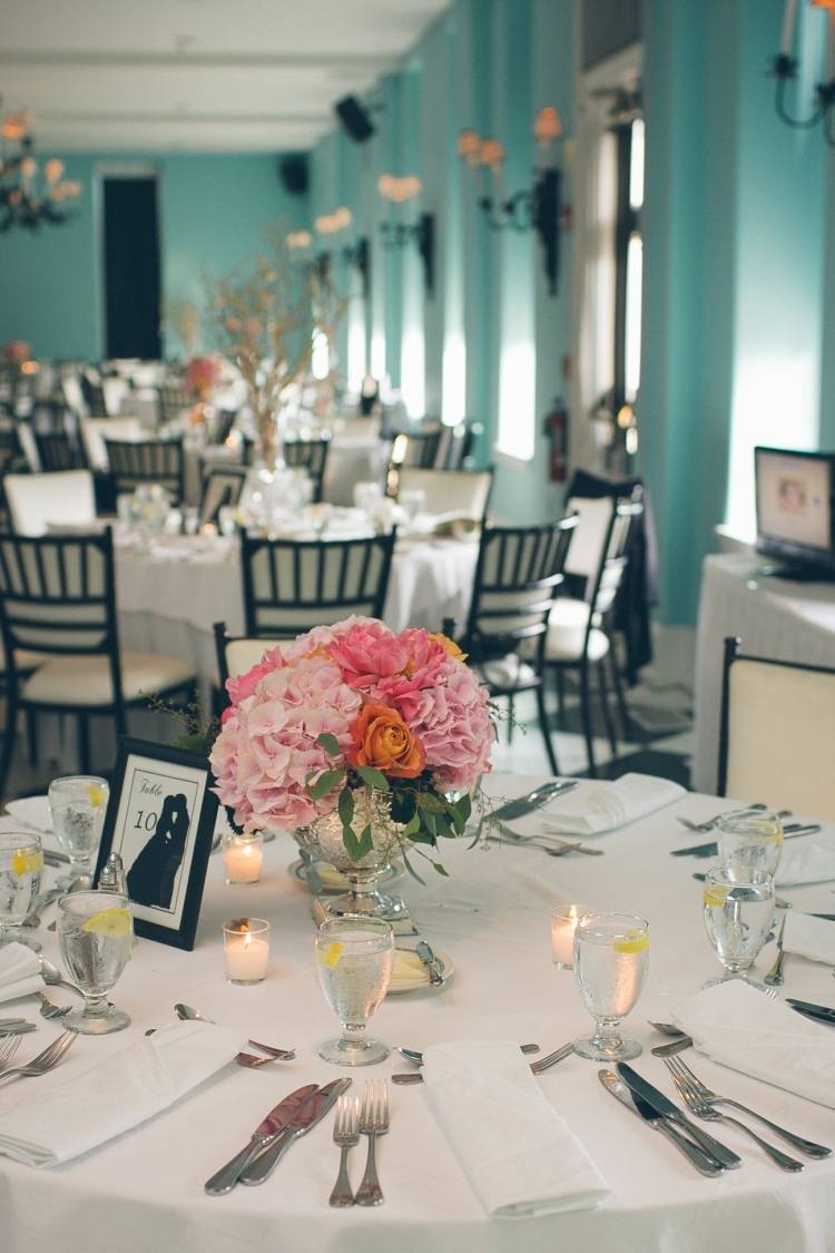 Bordsdekoration med hortensior-bröllop-bord-bestick-bordsduk-vita-telys