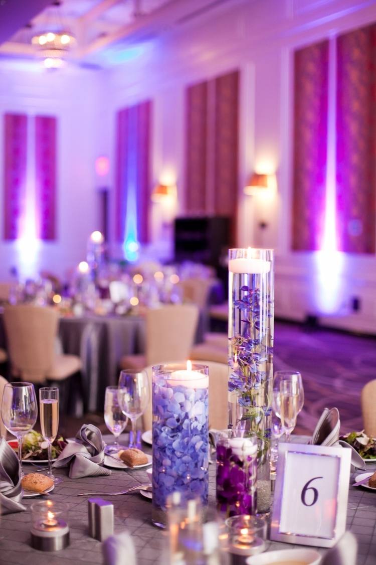 Bordsdekoration med hortensior-bröllop-violett-lila-blommor-telys-vatten-ljus-bordsduk-grå