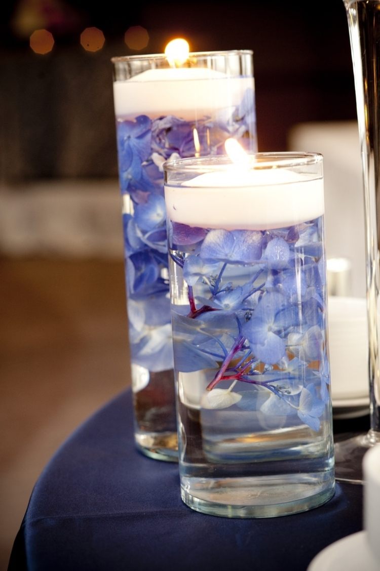 Bordsdekoration med hortensior-bröllop-blommor-violett-telys-vatten-ljus