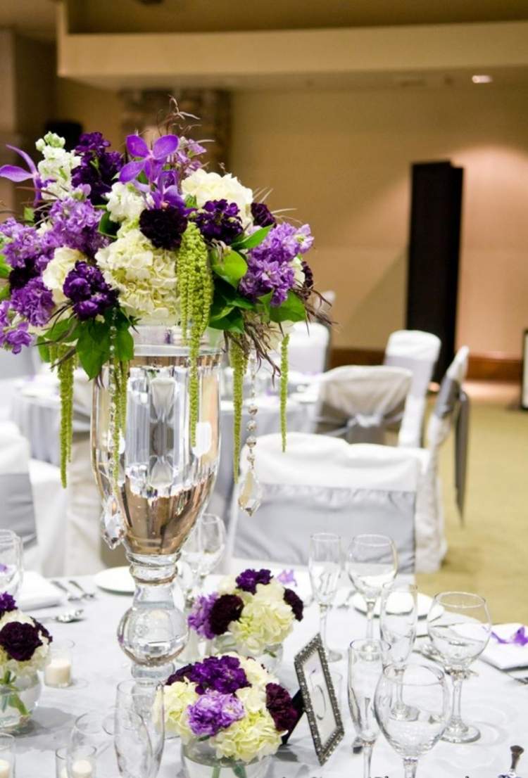 Bordsdekoration med hortensior-bröllop-vit-violett-kontrast-vas-kristall-liten-bukett