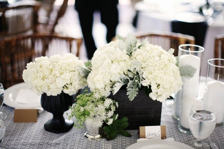 bordsdekoration-hortensia-bröllop-vit-svart-vaser-bordsduk-gråmönstrad-rätter