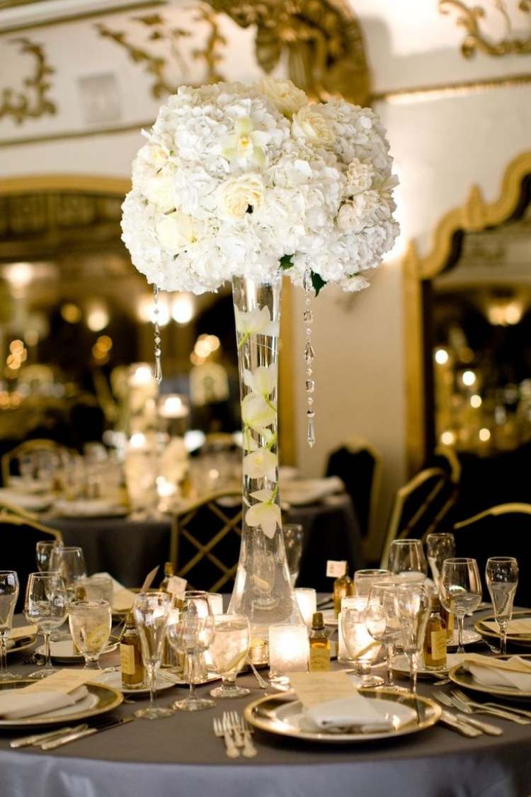 bordsdekoration-hortensia-bröllop-vita-rosor-duk-antracit-glas-tallrikar-bestick-fest