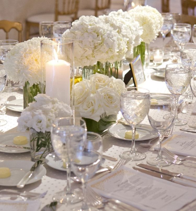 bordsdekoration-hortensia-bröllop-vitt-i mittbordet-tallrikar-kristallglas