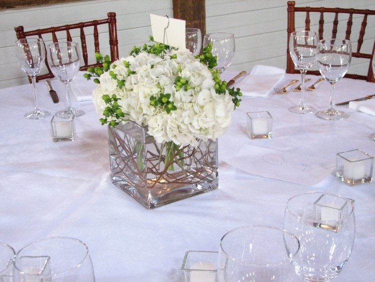 bordsdekoration-hortensia-bröllop-vita-glasögon-vas-ljus-telys