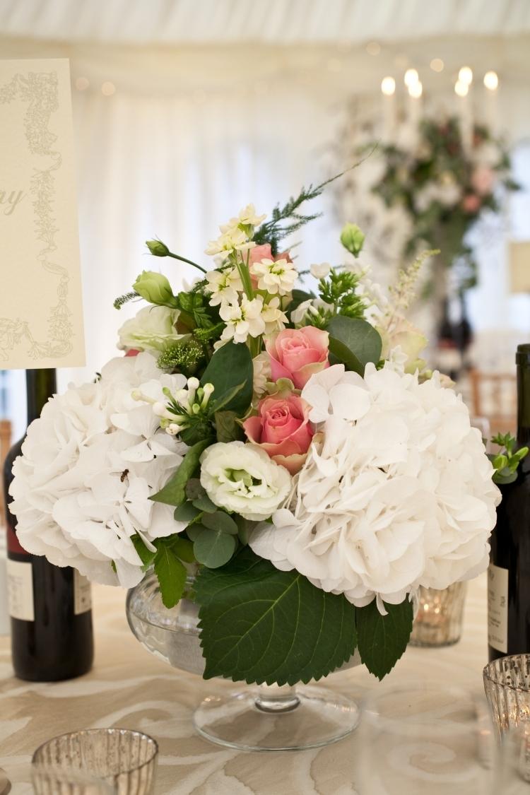 bordsdekoration-hortensior-bröllop-vita-blommor-fest-vin-flaska-rätter