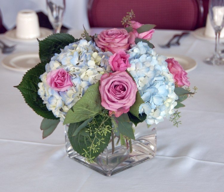 bordsdekoration-hortensia-bröllop-vit-blå-öm-rosor-rosa-blad-grön-vas-kristall-bordsduk