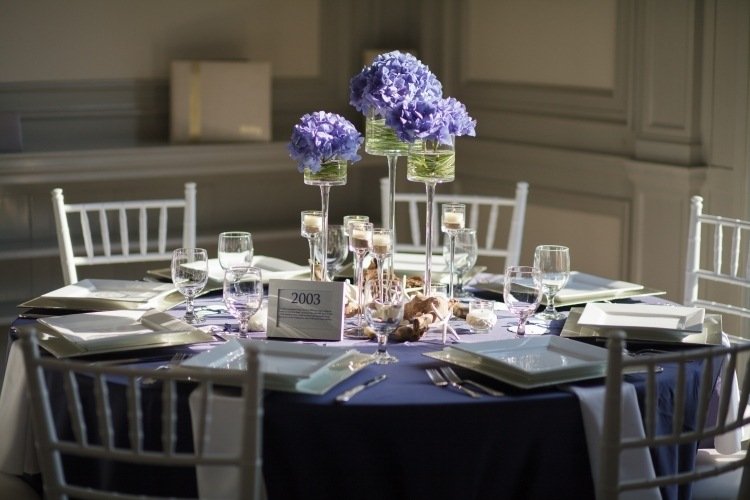 bordsdekoration-hortensia-bröllop-violett-bordsskydd-färgat-bord-runda-stolar-vit