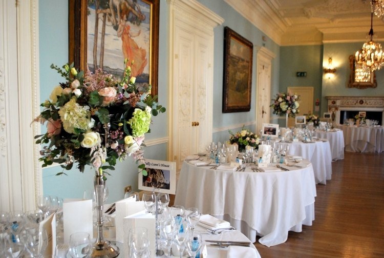 bordsdekoration-hortensia-bröllop-bord-rum-saaö-ljuskrona-klassisk-bukett-mitten-bilder