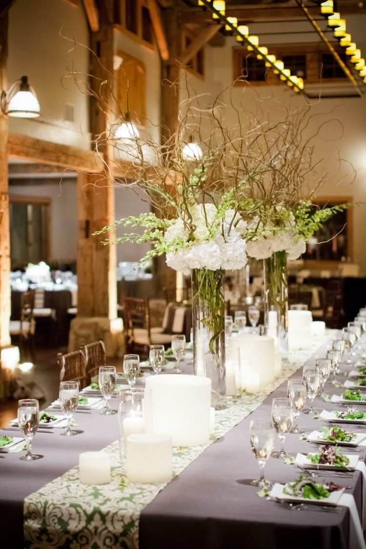 bordsdekoration-hortensia-bröllop-enkla-vaser-stora-i mittbordet-bordsduken-aubergin-färg
