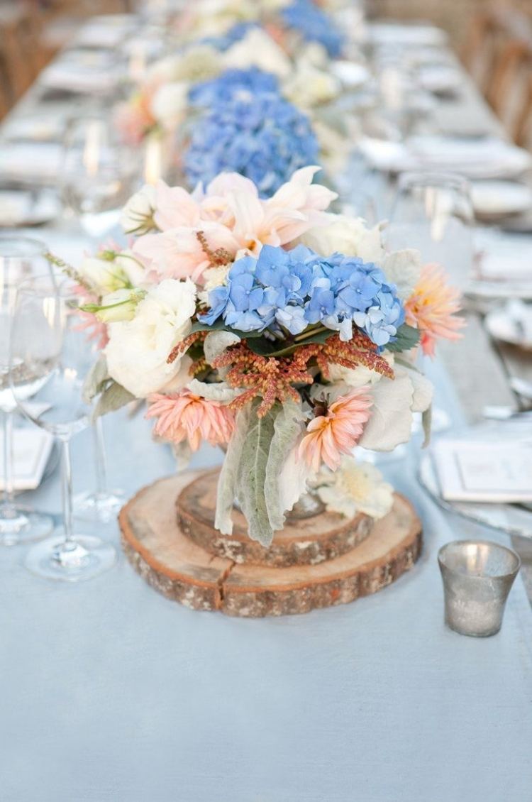 bordsdekoration-hortensia-bröllop-blå-delikat-duk-ljusblå-glasögon-telys-romantisk