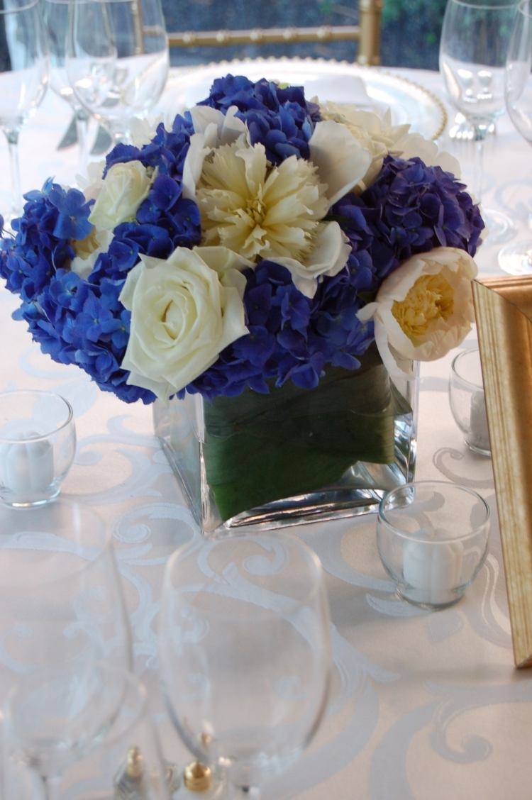 bordsdekoration-hortensia-bröllop-blå-vita-glasögon-vas-kristall-bordsduk-prydnader