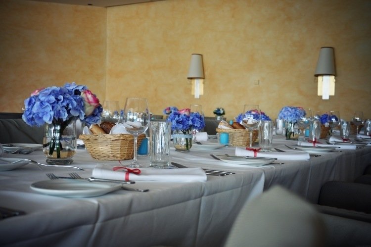 bordsdekoration-hortensia-bröllop-blå-rosor-vit-rosa-vanlig-bordsduk-vit