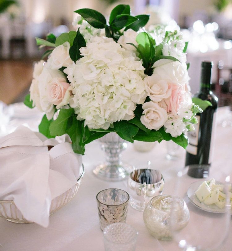 bordsdekoration-hortensia-bröllop-dekoration-vita-gröna-rosor-vas-enkel