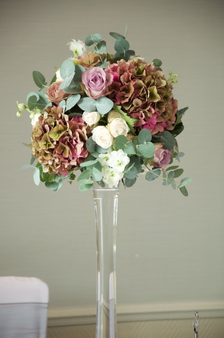 bordsdekoration-hortensia-bröllop-dekoration-vas-glas-strauss-raosa-grön-vit-öm