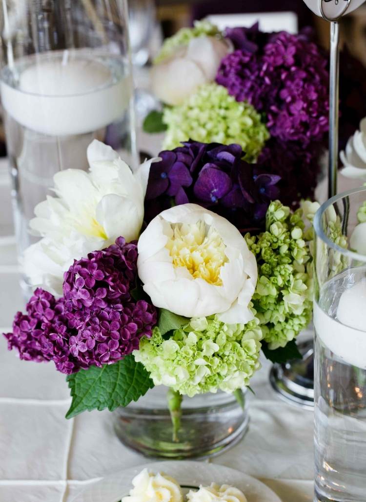 bordsdekoration-hortensia-bröllop-dekoration-lila-violett-vit-pion