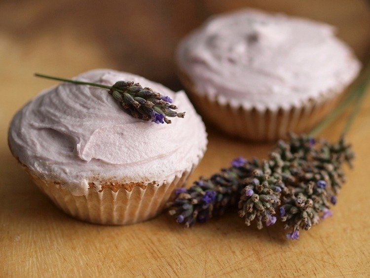 bordsdekoration-lavendel-stjälkar-violett-cupcakes-glasyr-